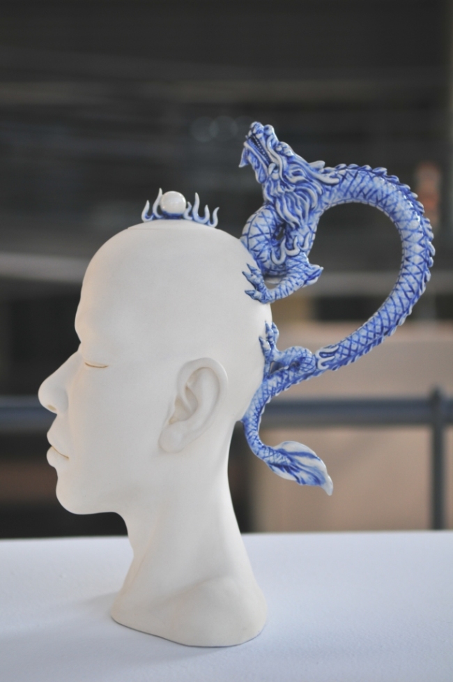 淚壺 Tearpot  25×17×32 cm 瓷土、拉坯丶變形丶手塑及雕刻 Porcelain, throwing, transformation, hand-building and carving 2013